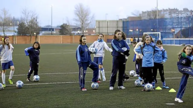 Las niñas de la Escuela del Prainsa Zaragoza durante el entrenamiento del pasado lunes en el Pedro Sancho.