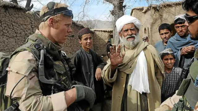 Soldados holandeses conversan con civiles afganos, en enero pasado en la provincia de Uruzgan