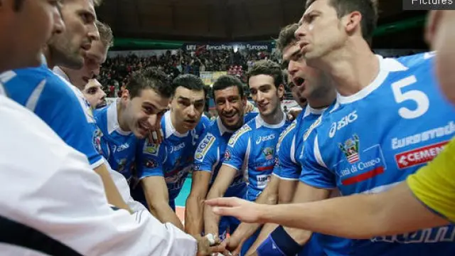 El equipo del Bre Banca Lannutti Cuneo se anima antes de un partido
