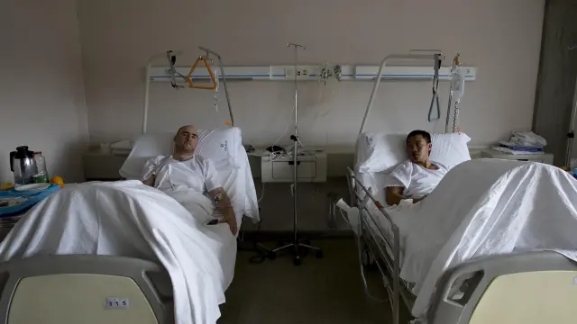 Juan José Vivar y James Chávez, dos de los escaladores rescatados el domingo por la Guardia Civil, en su habitación de la MAZ