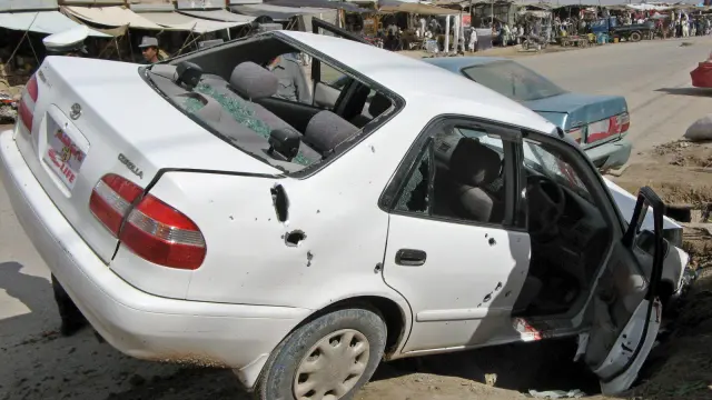 Estado en el que quedó uno de los coches alcanzados ayer por la explosión de una bomba.