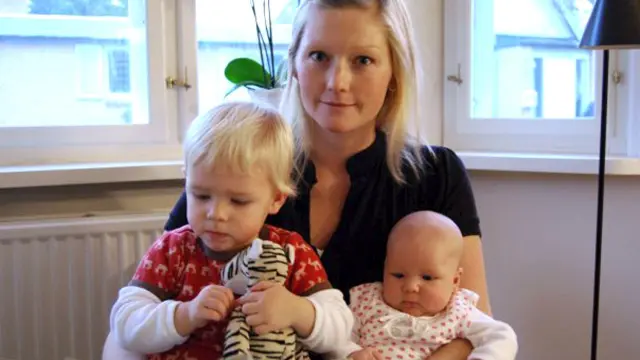 La danesa Stinne Holm Bergholdt, con sus dos hijas