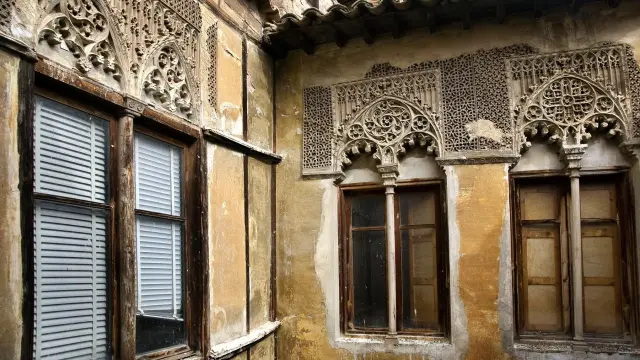 Las yeserías de las ventanas destacan en la decoración.