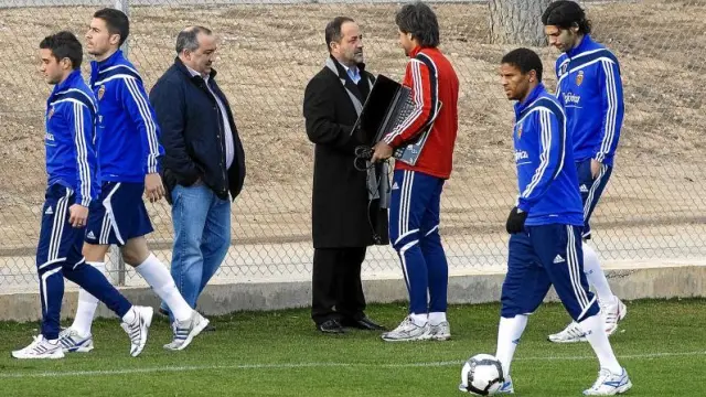 Agapito Iglesias, junto a Ernesto Bello en la Ciudad Deportiva la pasada semana, saluda a Roberto Cabellud y a varios jugadores