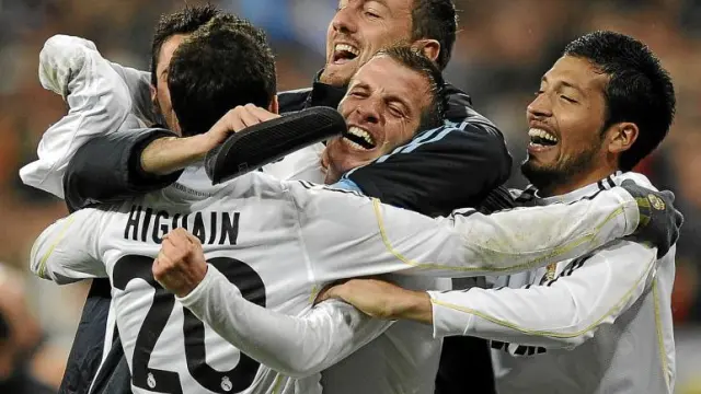 Los jugadores del Real Madrid se abrazan exultantes tras marcar Van der Vaart el gol del triunfo sobre el Sevilla.