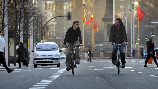 Dos ciclistas, compartiendo la calzada con el resto de los vehículos en Independencia