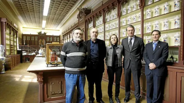 De izquierda a derecha, Demetrio Calvo, Manuel García Encabo, Angelina Lázaro, Ricardo Canals y Juan Carlos Gimeno en la farmacia del Hospital Provincial