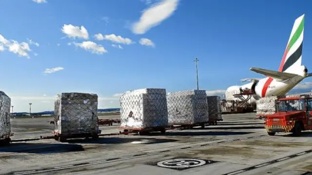 Transporte de mercancías para la exportación en el aeropuerto de Zaragoza.