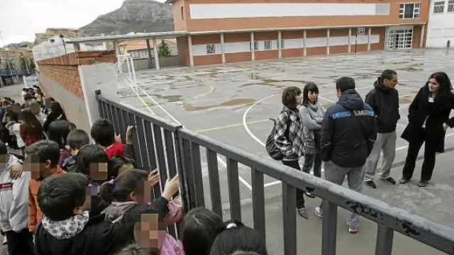 Los niños, sus madres y padres y los profesores se concentraron ayer en la puerta del colegio.
