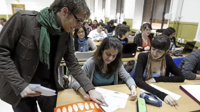 Rubén Sanz, del colectivo EDU, recogía ayer firmas en un aula de Periodismo.