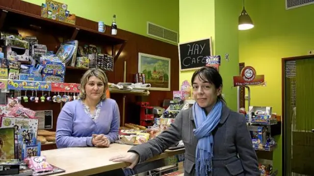 Lorena Vélez (izquierda) y Mari Mar Ponce, en la tienda de la primera, en Andador Luis Puntes.