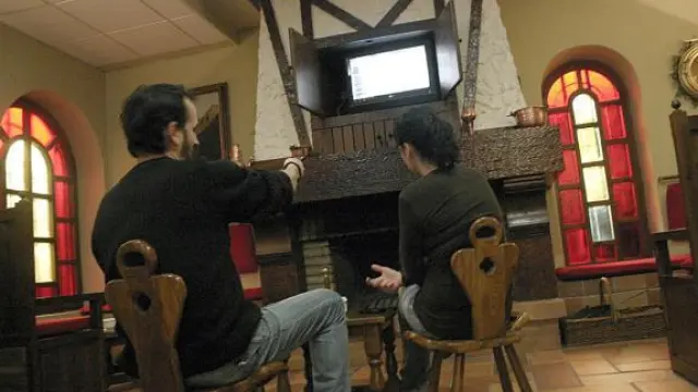Juan Marqués, gerente del Hotel Ordesa, intentando sintonizar ayer sin éxito la televisión.