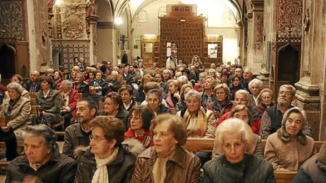 Numerosos fieles siguieron el pregón de Semana Santa en la iglesia de Santo Domingo.