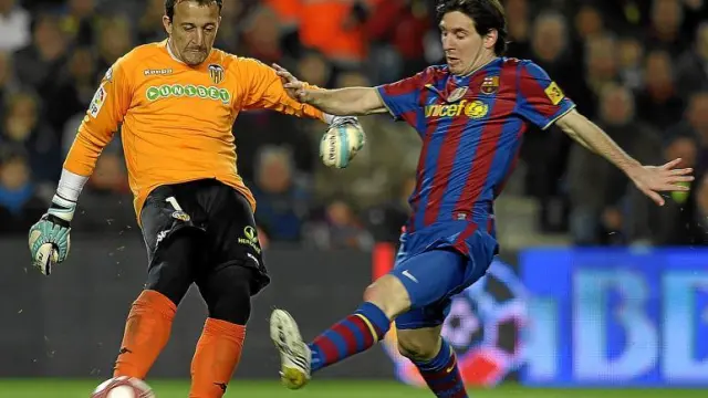 César despeja con el pie ante Messi en una jugada del partido que el Valencia jugó en Barcelona hace dos semanas.