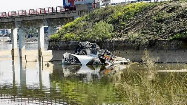 El accidente se produjo en el puente que cruza el embalse, en el término municipal de Caspe