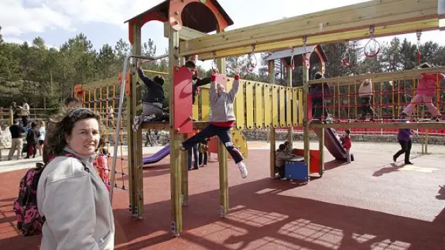 Cientos de niños acompañados de sus padres acudieron al nuevo parque de Fuentecerrada