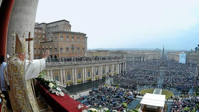 Benedicto XVI saluda a los fieles en la plaza de San Pedro de la Ciudad del Vaticano.