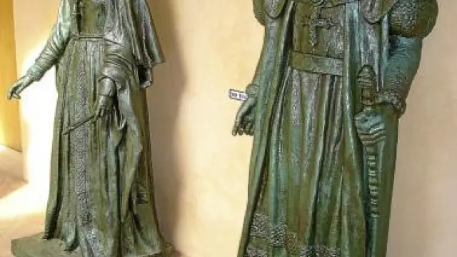 Las figuras de los Reyes Católicos, como aparecen en el ajedrez.