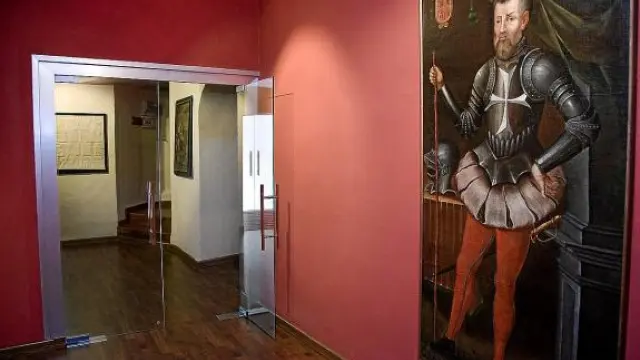 Vista del museo de Munébrega, con un retrato de Juan Fernández de Heredia.