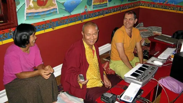 El lama Drubgyu, en el centro, durante la grabación del disco junto a su mujer, Sonam Deki, y Guillermo Quero, coproductor.
