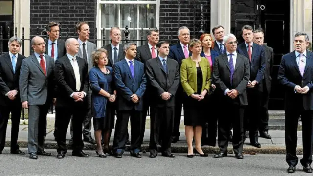 El primer ministro Gordon Brown (a la derecha) anuncia las elecciones arropado por todo su equipo de Gobierno, ayer en Londres.