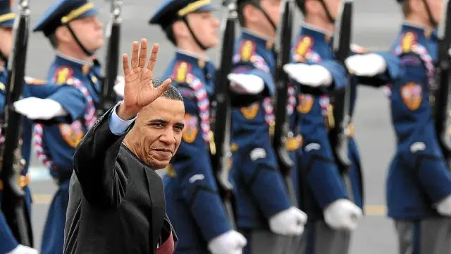 El presidente estadounidense Barack Obama abandona Praga para volar a Washington, ayer.