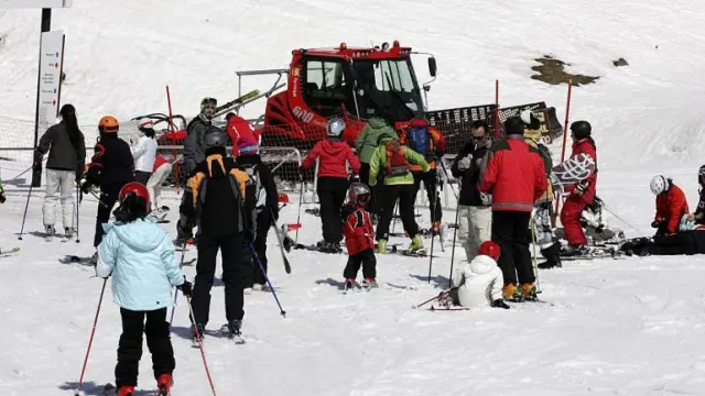 Varios aficionados despidieron ayer la temporada de esquí en la estación de Formigal.