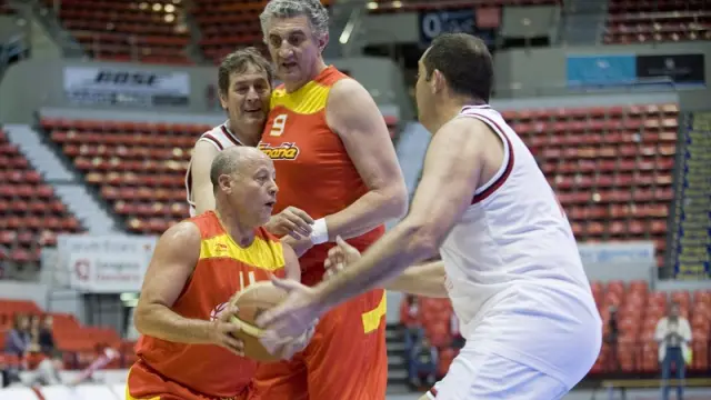 Partido benéfico entre la Asociación Aragonesa de jugadores de baloncesto y la selección española de veteranos