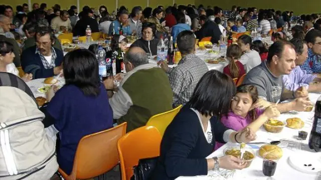 La comida popular reunió en torno a la mesa a más de 350 vecinos de Santa Engracia.