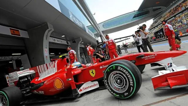 Fernando Alonso sale de su garaje durante la Q3 disputada ayer en el GP de China.