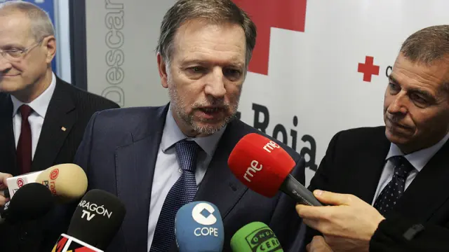El presidente de Aragón, Marcelino Iglesias, ayer, tras su visita al Centro de Recursos Tecnológicos de Cruz Roja en Huesca.