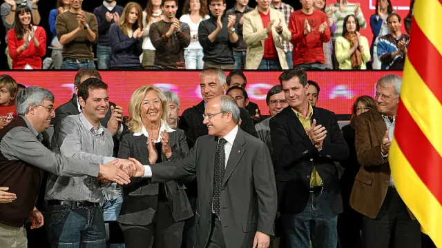 Montilla saluda al público tras ser elegido como candidato a la Presidencia de la Generalitat, ayer