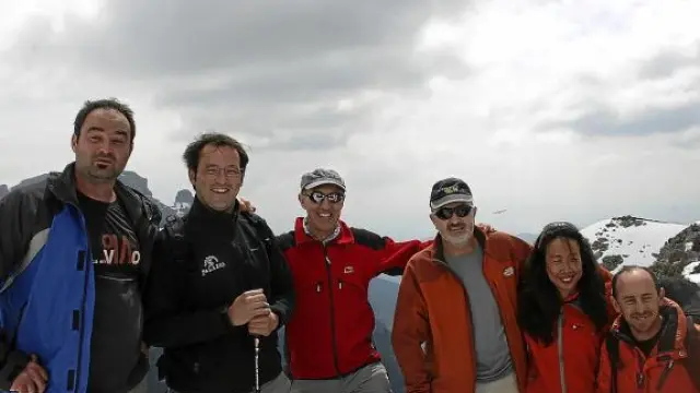 Sebastián Álvaro, el tercero por la derecha, también tuvo tiempo para subir al pico Mondoto.