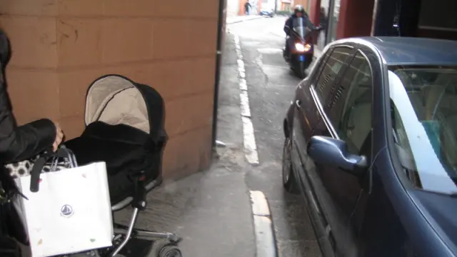 Tránsito de peatones y coches en la calle Miguel de Ara
