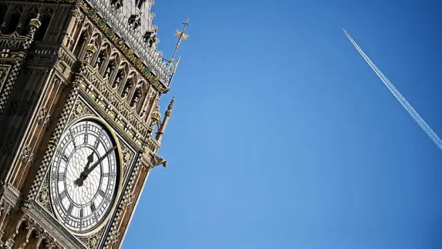 Un avión surca el cielo sobre la Torre del Big Ben, en Westminster, en el corazón de Londres.