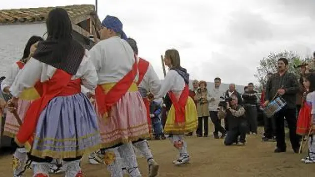Los danzantes bailaron ante la ermita de Samangos.