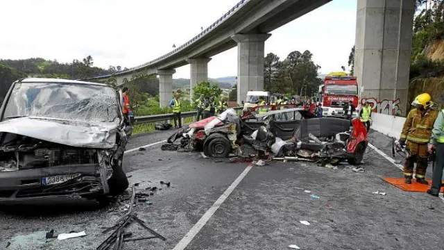 Estado en el que quedaron los dos vehículos implicados en el accidente ocurrido ayer en Caldas de Rei, Pontevedra.