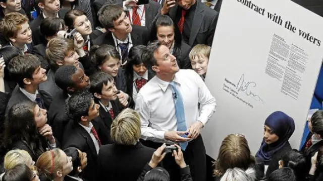 Cameron firmó 'un contrato con los votantes' durante una visita a un colegio en Derby, ayer.