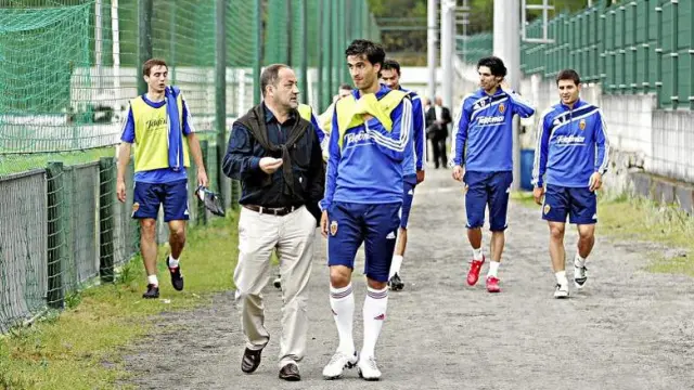 Agapito Iglesias conversa con Jorge López a la conclusión del entrenamiento de ayer del Real Zaragoza en Abegondo.