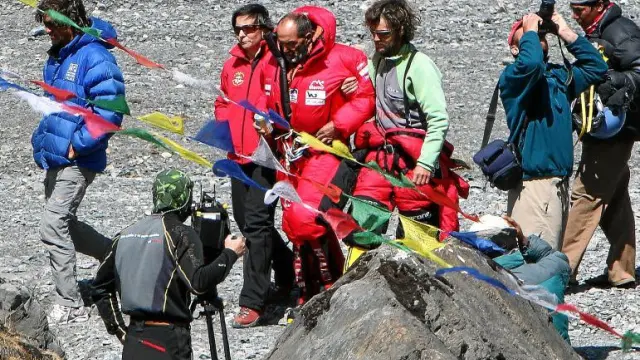 La doctora María Antonia Nerín acompaña a Juanito Oiarzabal, nada más producirse el rescate en el Annapurna.