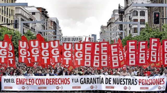 La cabeza de la manifestación sindical de ayer en Zaragoza.
