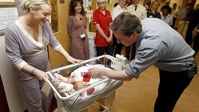 El líder conservador David Cameron visitó ayer un hospital en Stevenage, Inglaterra.