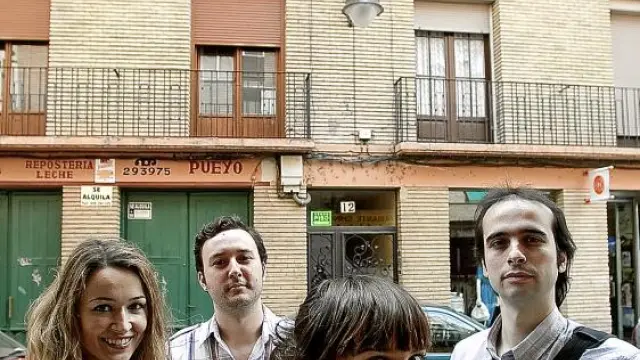 Jara Marco, Eduardo Nogués, Sara Serrano y Jesús Polo frente a un edificio que ha pasado la ITE.