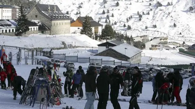 El descenso de esquiadores en Candanchú (en la foto) y en Astún afecta a otros negocios del valle.