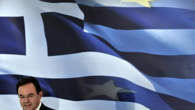 El ministro griego de Finanzas, Yorgos Papaconstantinou, informa del plan de austeridad aprobado ayer en Atenas.