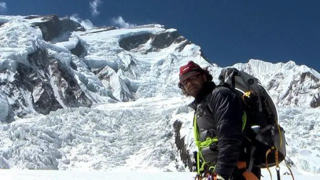 Carlos Pauner avanza ante la mirada amenazante del Annapurna.