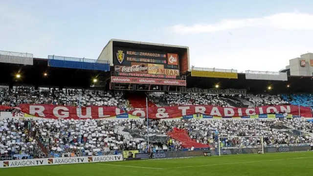 La afición del Real Zaragoza, entregada a sus colores.