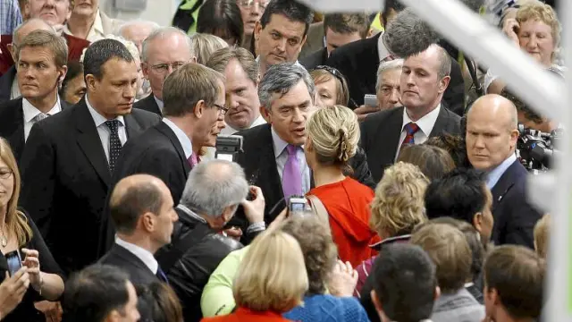 El primer ministro Gordon Brown habla con una mujer durante su visita al supermercado Asda en Telford, ayer en el Reino Unido.