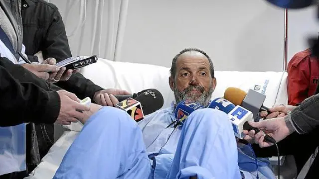 Juanito Oiarzabal atiende a los medios de comunicación en su cama de la MAZ, ayer.