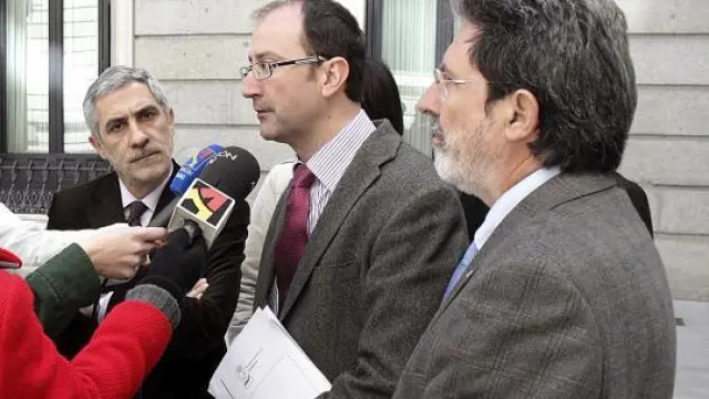 El diputado nacional de IU, junto al alcalde de Andorra y el coordinador de IU-Aragón.